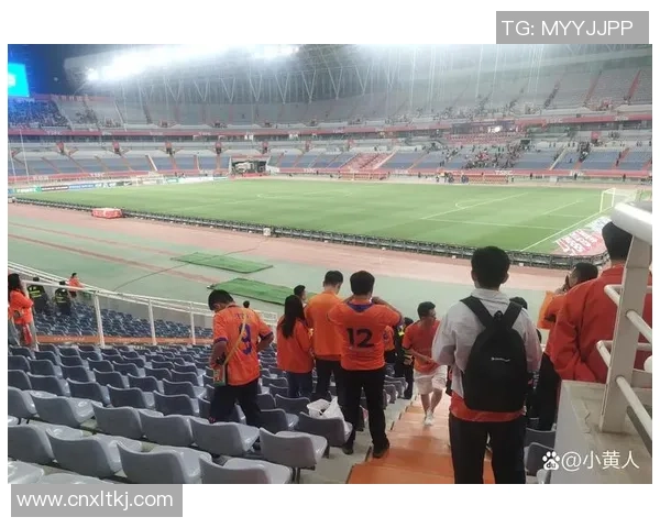 从球场到教练席 球星转型开设足球培训班助力青少年成长